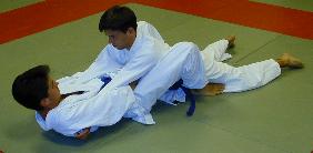 [Foto:
Judo-Armhebel:
Hiza Gatame
]