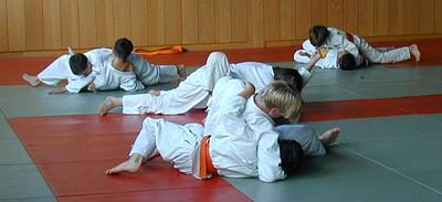 [Foto: Judo-Training (Bodentechniken)]