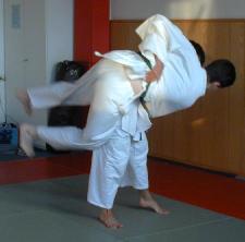 [Foto:
Judo-Wurf:
Uki Goshi
]